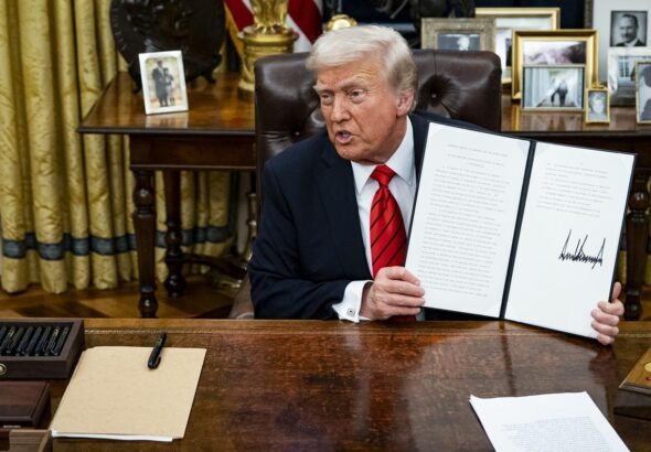 2581923-n1iyy2-Trump-firma-i-dazi-per-alluminio-e-acciaio