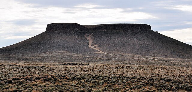 Pilot_Butte_(Pliocene_madupite_lamproite_volcanic_center_in_the_Leucite_Hills,_Wyoming,_USA)_4