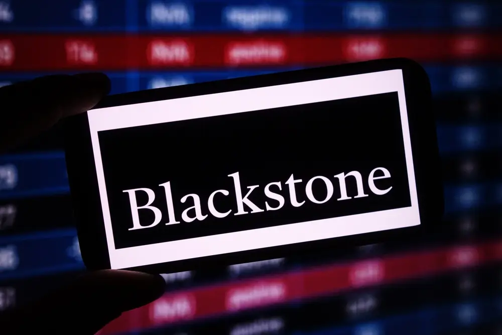 Blackstone: afflussi record e gestione alternativa guidano la crescita