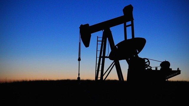 Petrolio in forte calo (-5%): la “doppia scossa” di Trump e Warsh