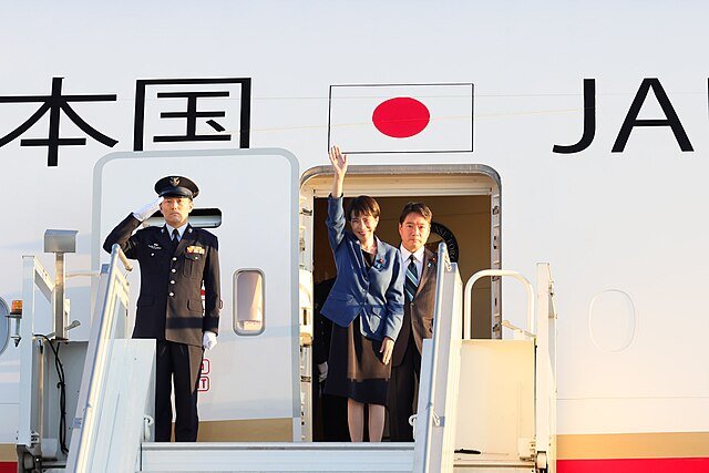 Giappone: Takaichi trionfa con la supermaggioranza, il Nikkei vola oltre i 57.000 punti