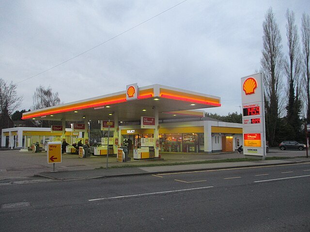 Shell, utili ai minimi dal 2021: il debito sale per blindare cedole e buyback