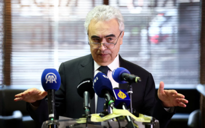 Shock petrolifero: 40 asset energetici distrutti e Stretto di Hormuz chiuso. L’IEA avverte: “crisi peggiore degli anni ’70”