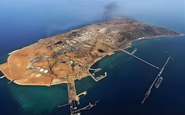 Raid USA sull’isola di Kharg: distrutta la base militare, intatto il petrolio. L’Iran minaccia ritorsioni mentre la guerra si allarga