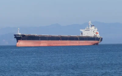 Stretto di Hormuz: il “blocco di fatto” infiamma il petrolio (+10%). I mercati prezzano lo shock logistico