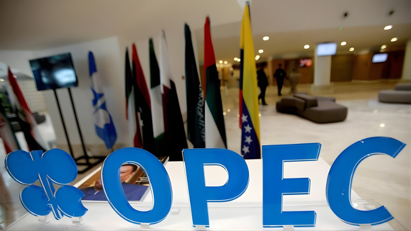 L’Opec+ aumenta la produzione di 206.000 barili, ma il blocco di Hormuz annulla la mossa