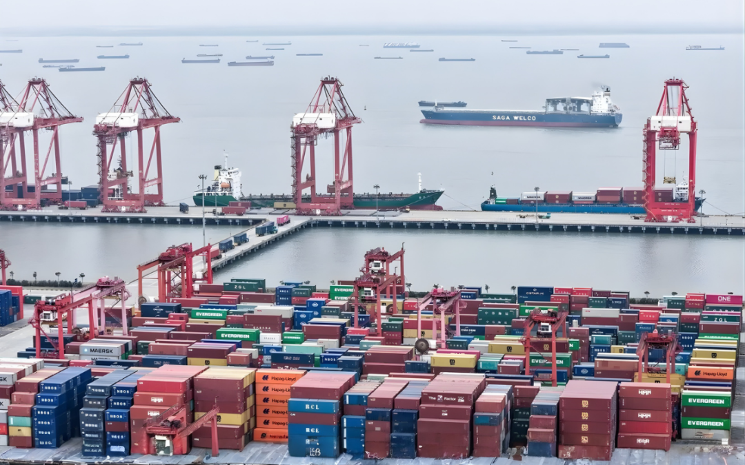 Cina, l’export frena a sorpresa (+2,5%) ma volano le importazioni: lo shock della guerra colpisce il commercio