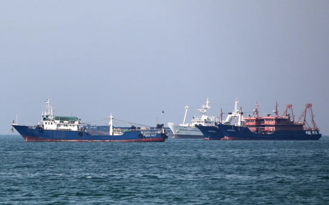 Stretto di Hormuz: l’accordo c’è, ma per sbloccare le navi e i prezzi del greggio serviranno settimane
