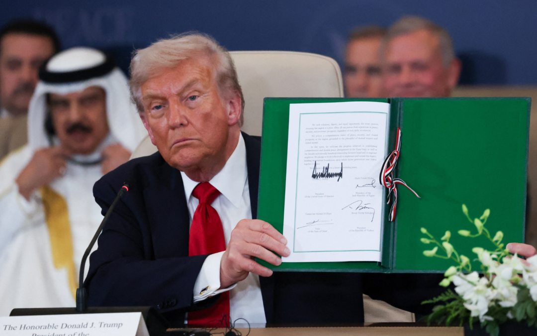 Trump firma la pace con l’Iran a Versailles. Il Pakistan annuncia: “Hormuz riapre subito, fine del blocco navale”