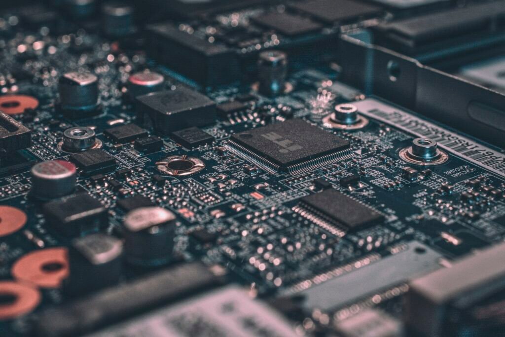 Primo piano di un circuito stampato con chip e semiconduttori