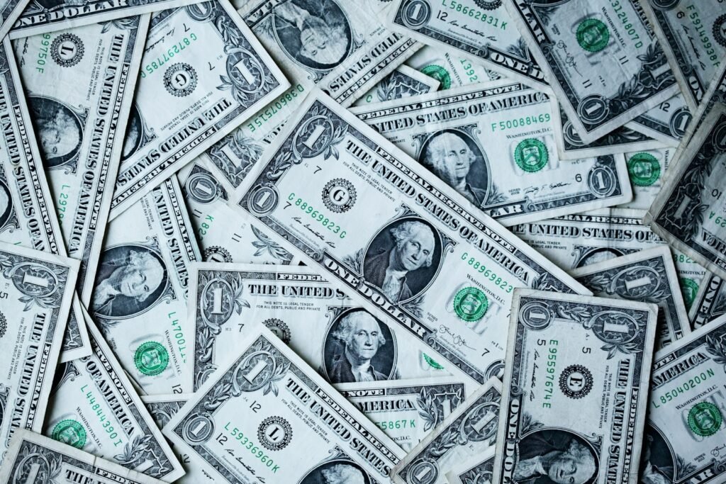 Banconote da 100 dollari: il piano da 1.350 miliardi arriva con il deficit già a 1.900 miliardi