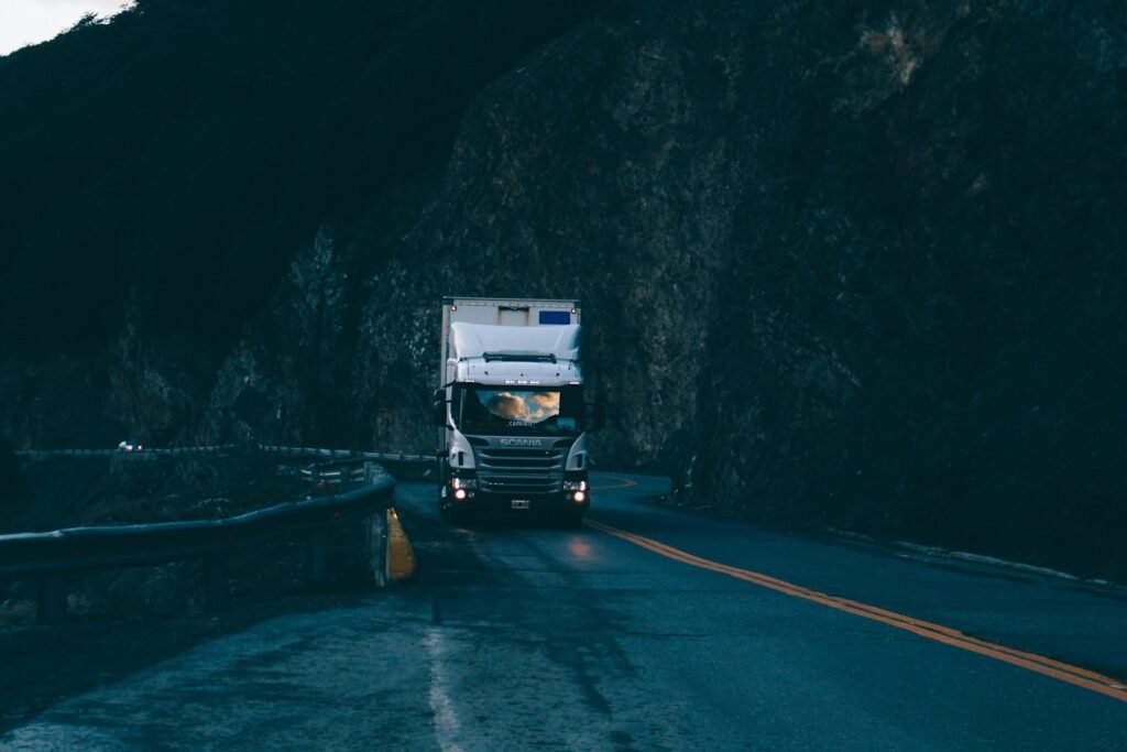 Autoarticolato in transito su un'autostrada: il diesel record trasmette i rincari energetici a tutta la catena dei prezzi al consumo