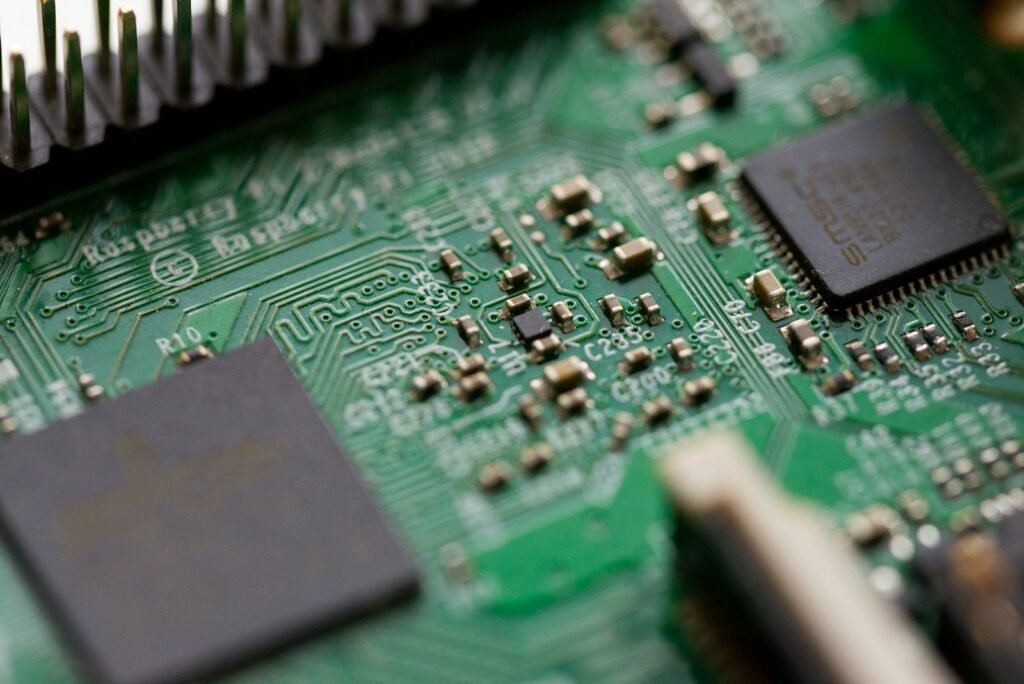 Primo piano di un microchip su circuito stampato