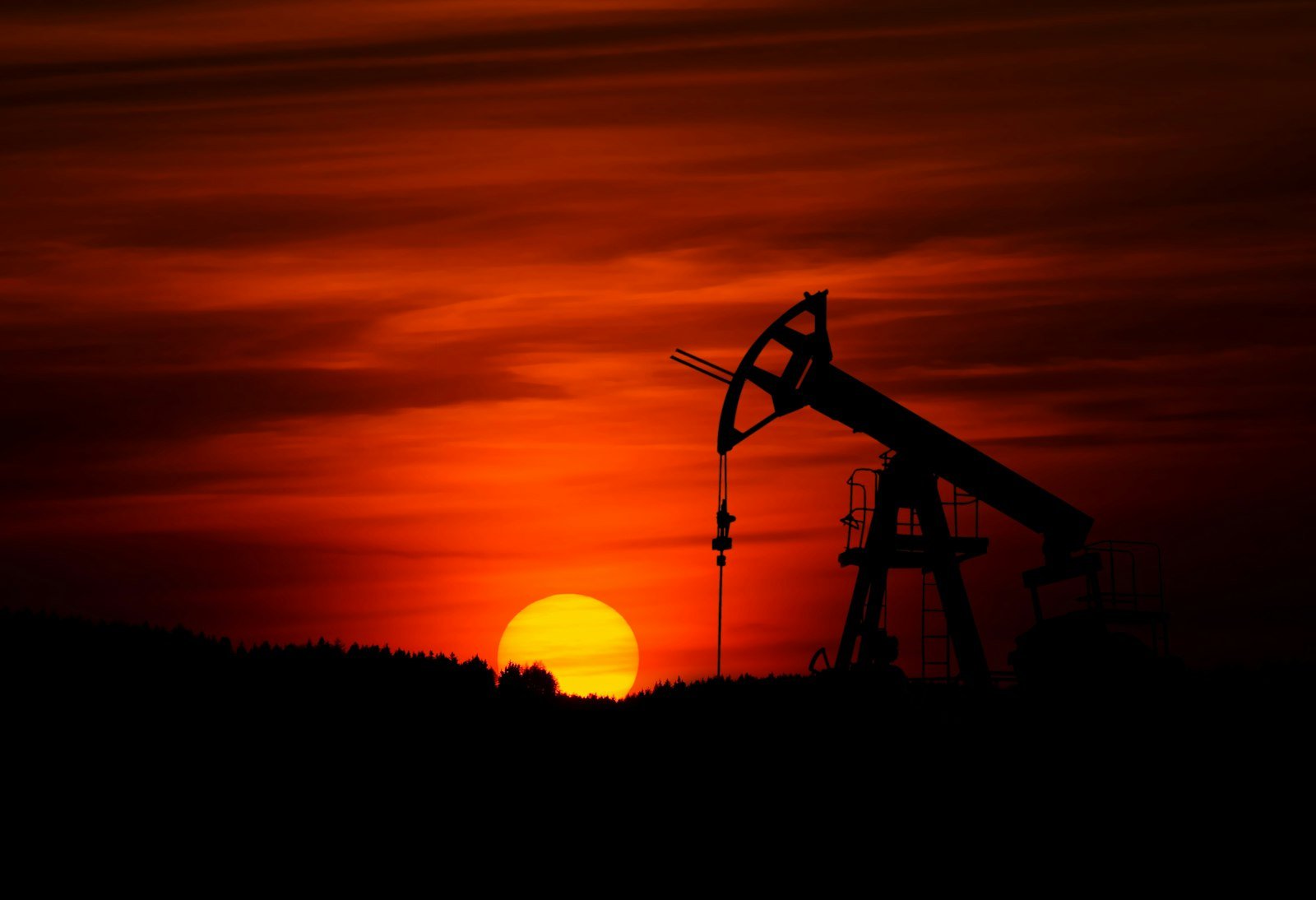 Pompa di estrazione petrolifera al tramonto, simbolo dello shock energetico che pesa sui bilanci delle famiglie americane