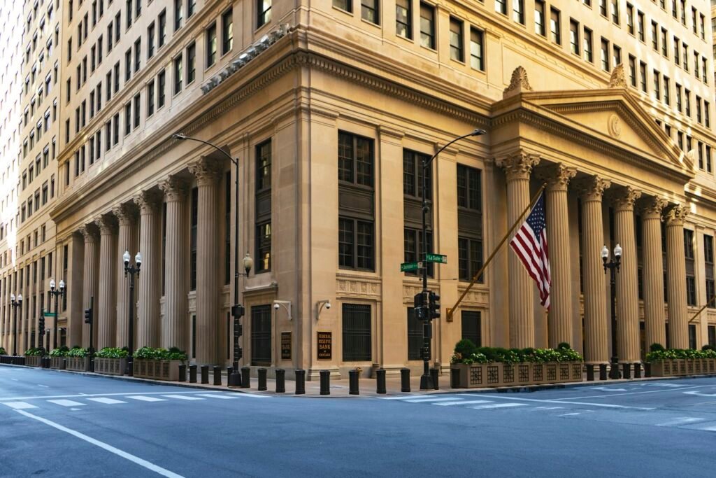 Edificio istituzionale USA con bandiera - Federal Reserve