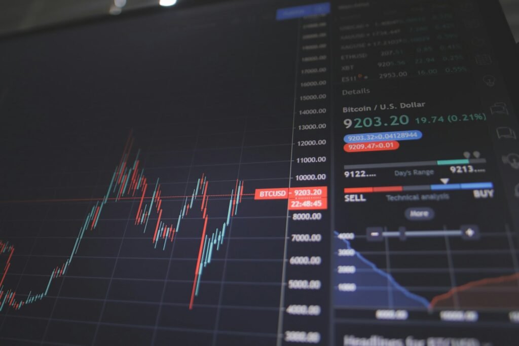 Grafico a candele su schermo: i rendimenti dei Treasury ai massimi pluriennali