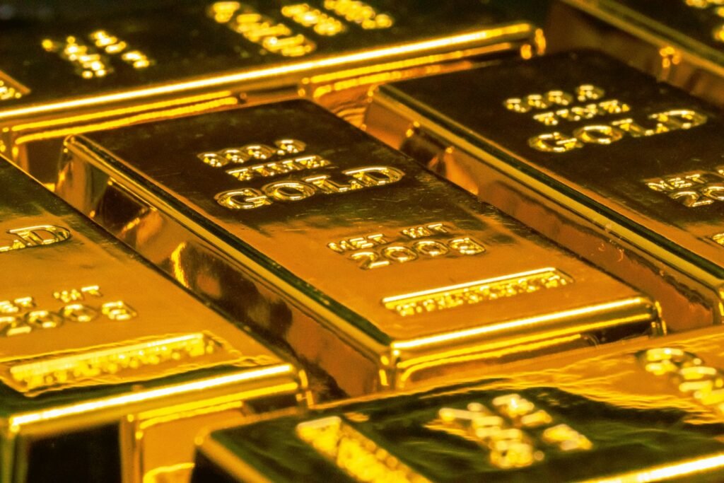 Lingotti d'oro impilati in un caveau