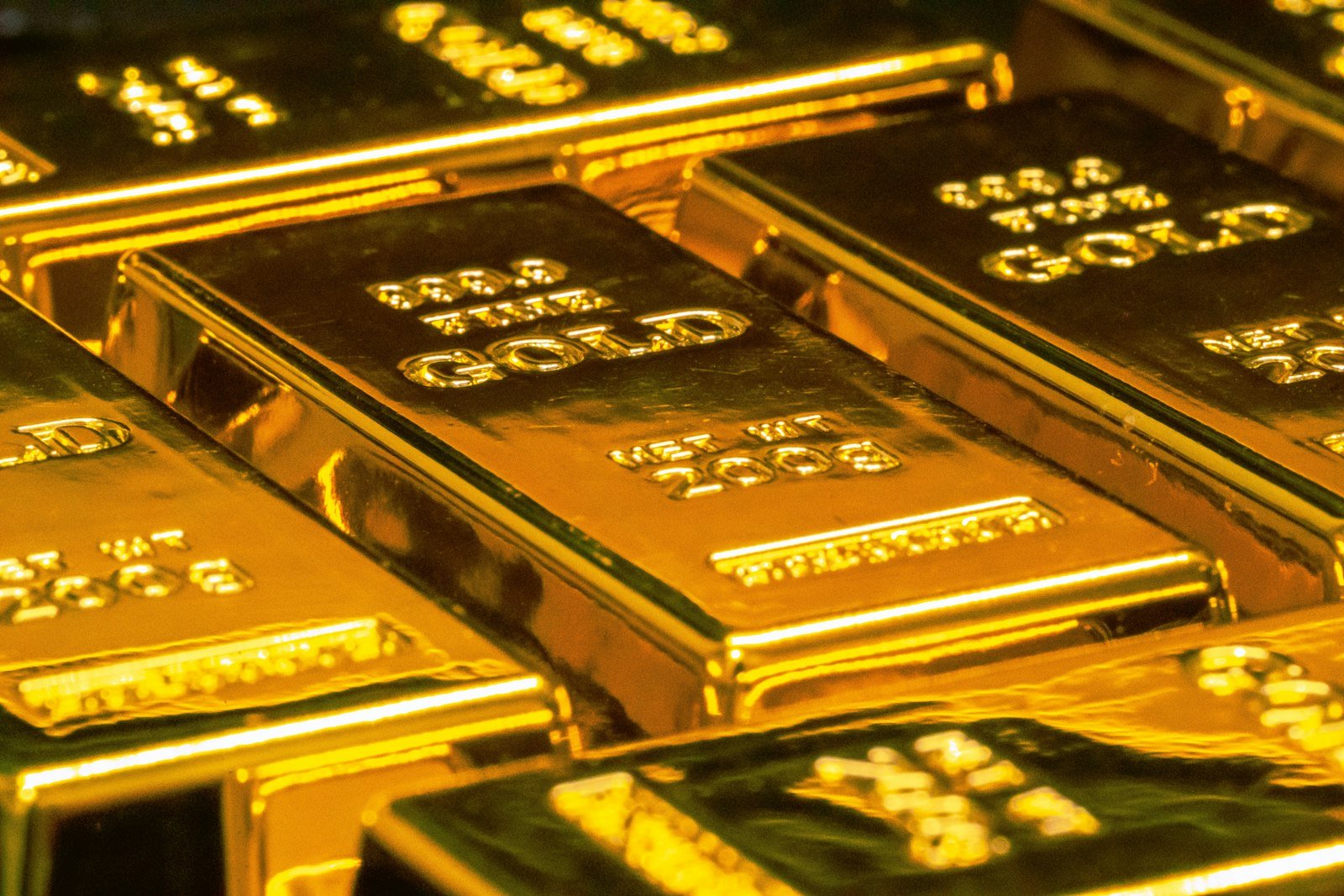 Lingotti d'oro impilati in un caveau
