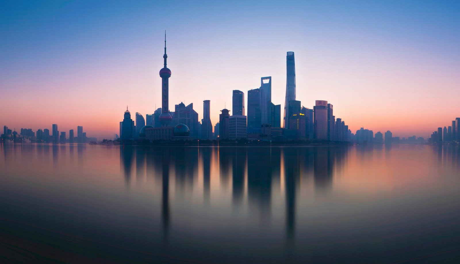 Skyline di Shanghai e del Bund sul fiume Huangpu