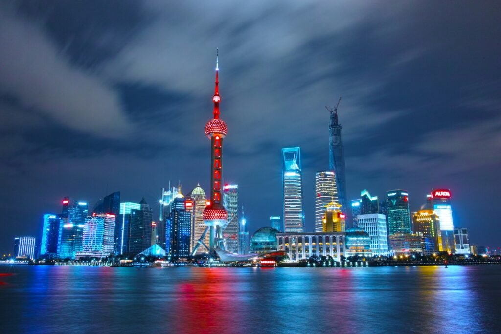 Lo skyline di Shanghai illuminato: i mercati cinesi riaprono dopo la festività di metà autunno