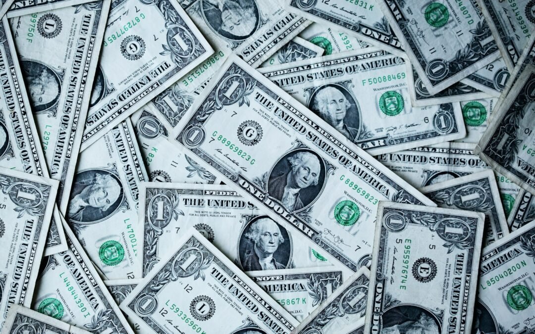 «Abbassate i tassi o fermo il commercio»: l’ultimatum di Trump alla Fed. Ma il suo uomo Warsh prepara il rialzo.